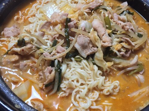 練りゴマが香る！ ゴマキムチラーメン鍋